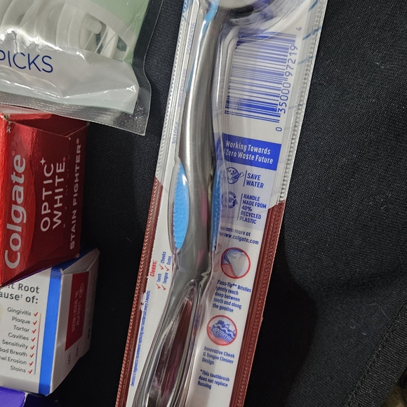 Colgate Optic White and Crest 3D White Toothpaste Set with Scope Floss Picks - Picture 3 of 7